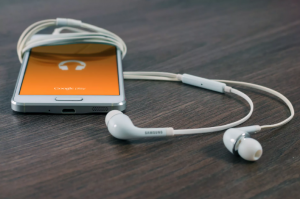 white samsung earbuds